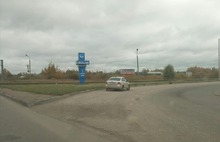 Проклятое место: ярославские автомобилисты обозначили шинами ямы на Суринском путепроводе