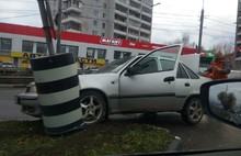 Не упал: в Ярославле на Московском проспекте легковушка въехала в светофор