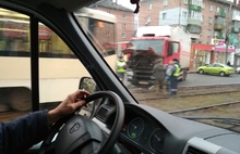 В Ярославле столкнулись фура и трамвай: видео