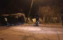 В Рыбинске «Лада Гранта» снесла забор и врезалась в столб: люди остались без света