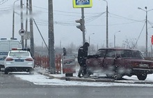 В Ярославле «семерка» врезалась в столб: водитель сбежал с места ДТП