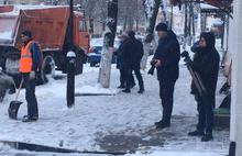 Ярославль стоит в пробках, у мэрии показательно убирают снег