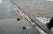 В одном из ярославских парков дорожки посыпали не песком, а булыжниками