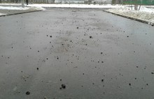 В одном из ярославских парков дорожки посыпали не песком, а булыжниками