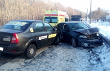 В Ярославле столкнулись «Фольксваген» и «Рено»: пострадал таксист