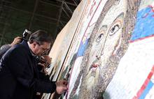 Скульптор из Ярославля и Владимир Путин завершили мозаику в сербском храме 
