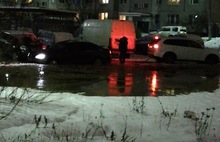 В Ярославле затопило двор и припаркованные там автомобили - ВИДЕО