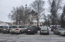 Знак замотали пакетом: на Советской площади вновь устроили парковку