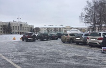 Знак замотали пакетом: на Советской площади вновь устроили парковку