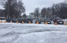 Знак замотали пакетом: на Советской площади вновь устроили парковку