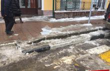 В Ярославле глыба льда упала на женщину - пострадавшую увезла скорая