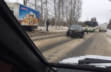 День жестянщика на ярославских дорогах: собрали фото и видео аварий, снежных ЧП и даже потопов