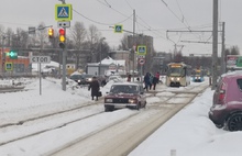 В Ярославле стояли трамваи: причина – застрявший на рельсах автомобиль