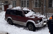 В Ярославле снег с крыши рухнул на внедорожник