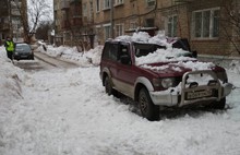 В Ярославле снег рухнул на внедорожник: есть пострадавшие