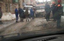 В Ярославле снег рухнул на внедорожник: есть пострадавшие
