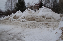 В Ярославской области подростки сделали дракона из неубранной горы снега