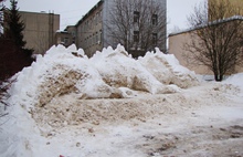В Ярославской области подростки сделали дракона из неубранной горы снега