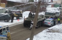 В Ярославле БТР попал в ДТП - Видео