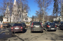 В Ярославле под окнами губернатора устроили парковку