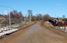 Из-за бездорожья в Ярославской области дети ездят в школу на такси