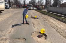 В Ярославской области ямы обозначили воздушными шариками
