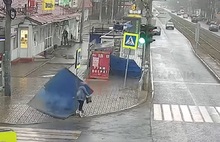 В Ярославле ветром сорвало крышу с ларька: видео