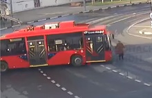 В центре Ярославля троллейбус сбил женщину: видео не для слабонервных