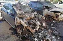 В Ярославле на Волжской набережной сгорели три машины: фото