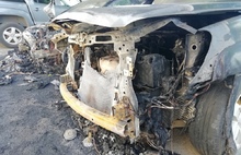 В Ярославле на Волжской набережной сгорели три машины: фото