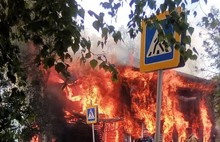 В Ярославской области сгорел дом купца: видео пожара