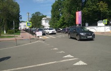 В Ярославле делегацию «Единой России» встретили одиночными пикетами