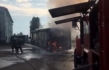 В Ярославле около ПАТП-1 сгорел автобус: видео