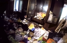 «Думаем, подавать ли в суд»: жители дома в Ярославле рассказали о пенсионерке, которую завалило мусором в собственной квартире