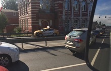 Утренняя пробка на Московском: в Ярославле такси «Ситимобил» попало в аварию