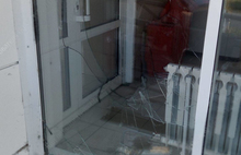 Бил стекла тротуарной плиткой: в Рыбинске задержан мужчина, пытавшийся забраться в магазин за выпивкой - видео