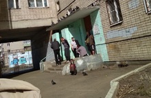 Сектанты, бомжи или работники САХа: жители ярославской многоэтажки требуют выселить странных соседей