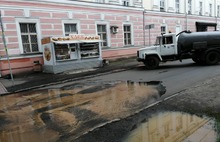 В центре Ярославля под новым асфальтом прорвало трубу