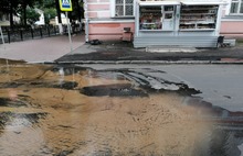 В центре Ярославля под новым асфальтом прорвало трубу