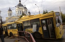 В самом центре Рыбинска троллейбус провалился в яму