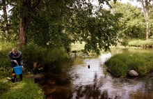 «Вкусная»: глава ярославского исполкома ОНФ попробовал воду возле мусорного полигона «Хартии»