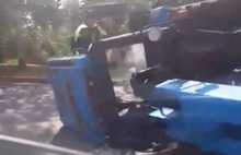 В Ярославле перевернулся трактор: видео