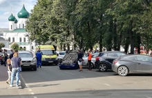 В центре Ярославля перевернулась легковушка