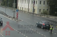 В Ярославле иномарка сбила дорожного рабочего: видео
