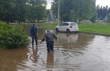 Ливень с грозой и градом пришел в Ярославль: дороги затопило