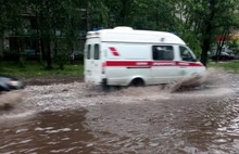 Ливень с грозой и градом пришел в Ярославль: дороги затопило