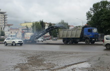 «Готовьтесь к пробкам от областной больницы»: на Октябрьской площади в Ярославле ликвидировали «островки безопасности» 