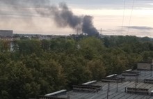 Черный дым над городом: пожар на одном из ярославских предприятий – видео