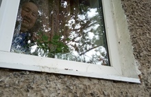 «Бабушка плачет»: пенсионерке, сделавшей замечание хулиганам, разбили окно