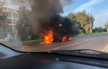 В Рыбинске столкнулись квадроцикл и легковушка: видео начавшегося пожара